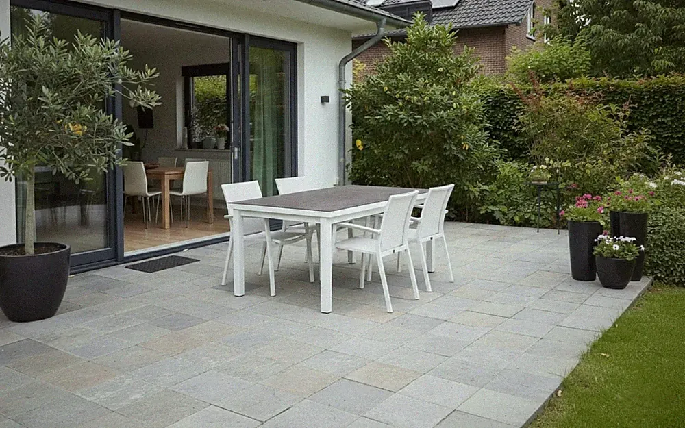 5-tlg. Alu Gartenmöbel Set weiß ausziehbarer Tisch mit 4 stapelbaren Stühlen