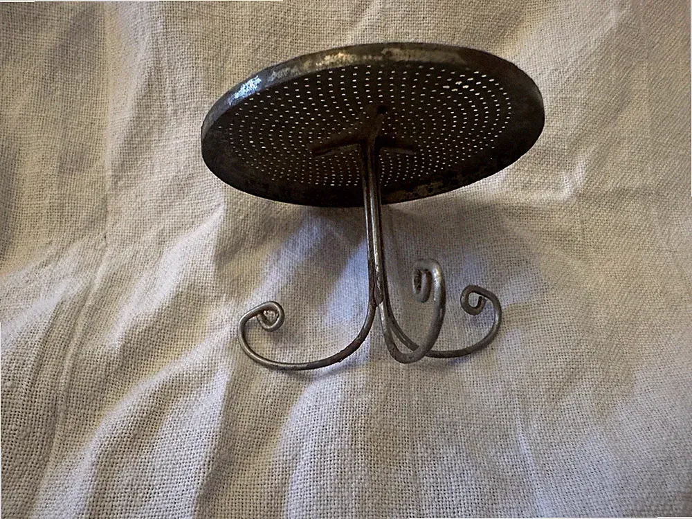a. alter Puppenstube selt. Art Deco Tisch Gartentisch Frankreich? Blech H 45 mm