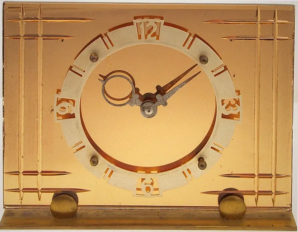 ART DECO TISCHUHR AUS DEN 1930er JAHREN - MESSING & GLAS - MADE IN GREAT BRITAIN