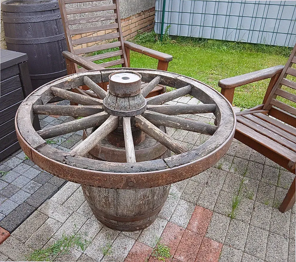 Gartentisch rund Holz recycelt Wagenrad auf Holzfass 100x90x75 cm bis 4