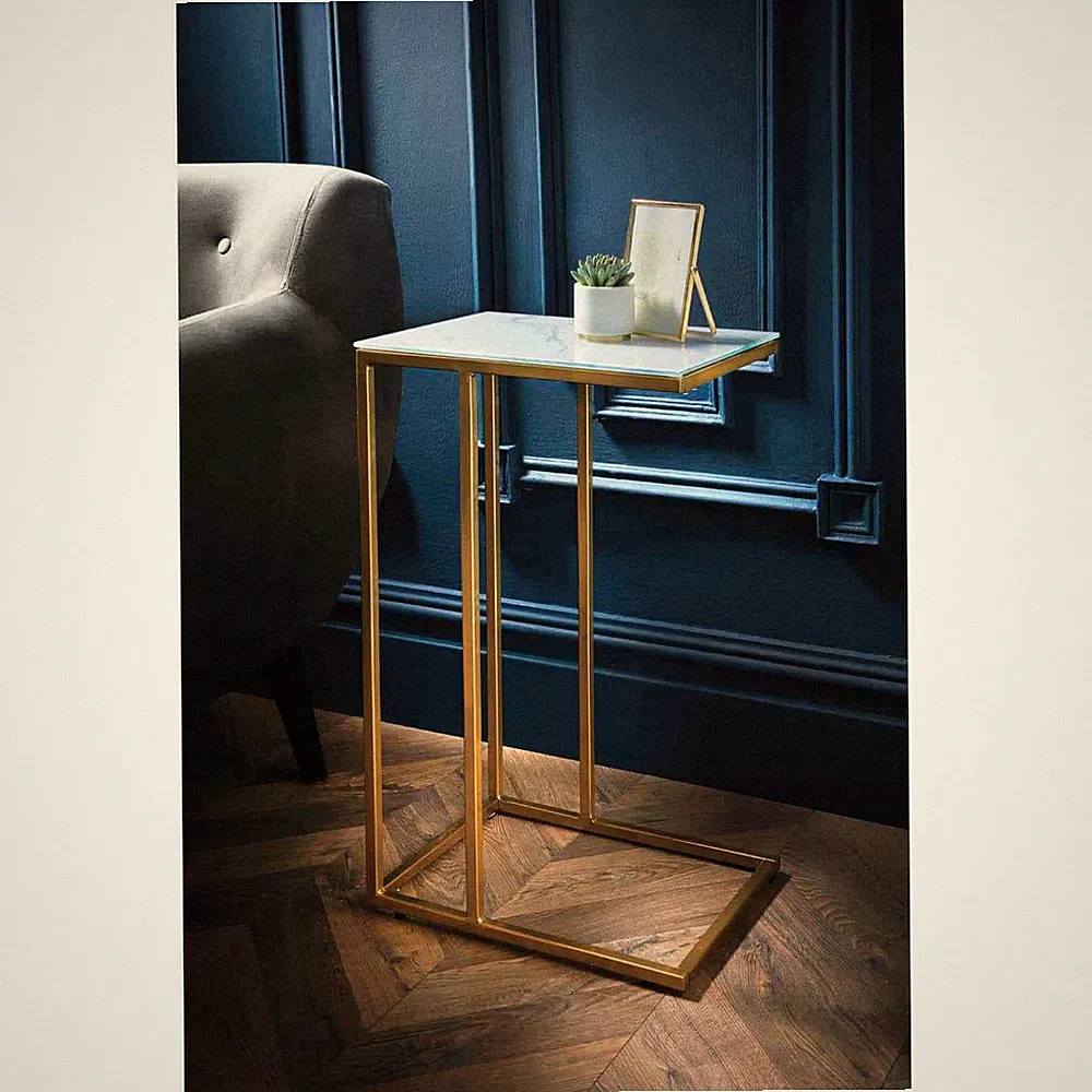 Gatsby Sofatisch mit Glasmarmoroptik und goldfarbenen Beinen & Metallgestell
