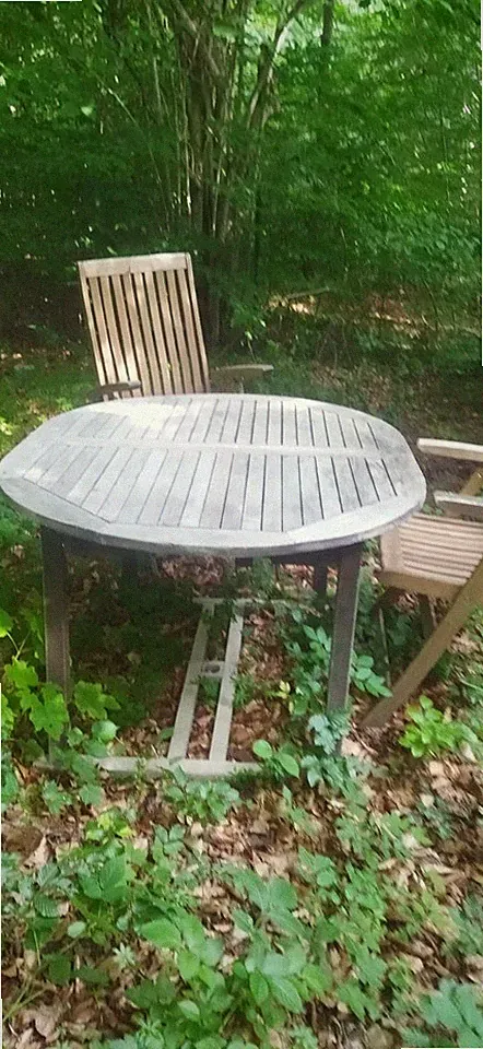gebrauchter ausziehbarer Natur-Holztisch, auszeihbar für 6 Personen und 2 Stühle