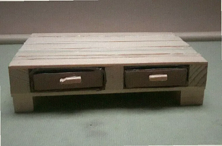 Palettentisch , für Puppenhaus , 1:12 , Handarbeit ,lackiert ,2Schubladen