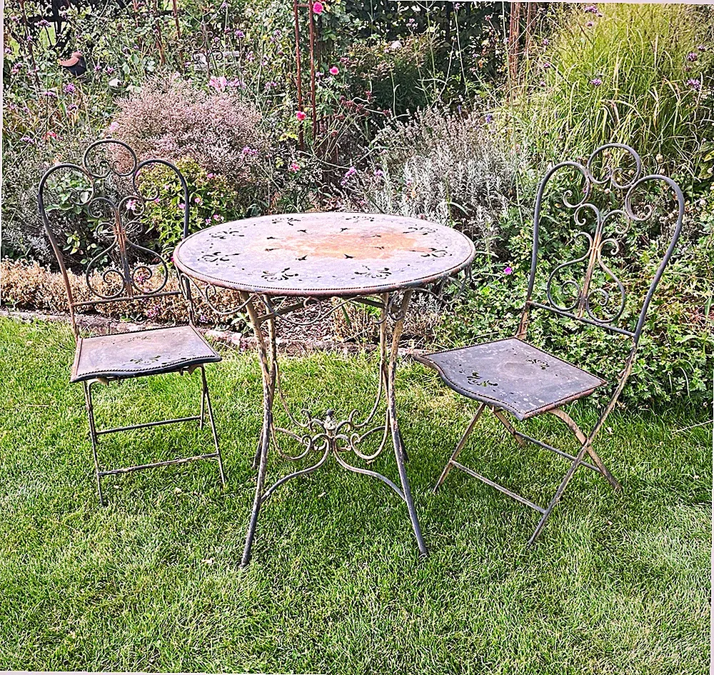 Runder Metall-Bistrotisch grau mit Ornamenten für Garten & Außenbereich