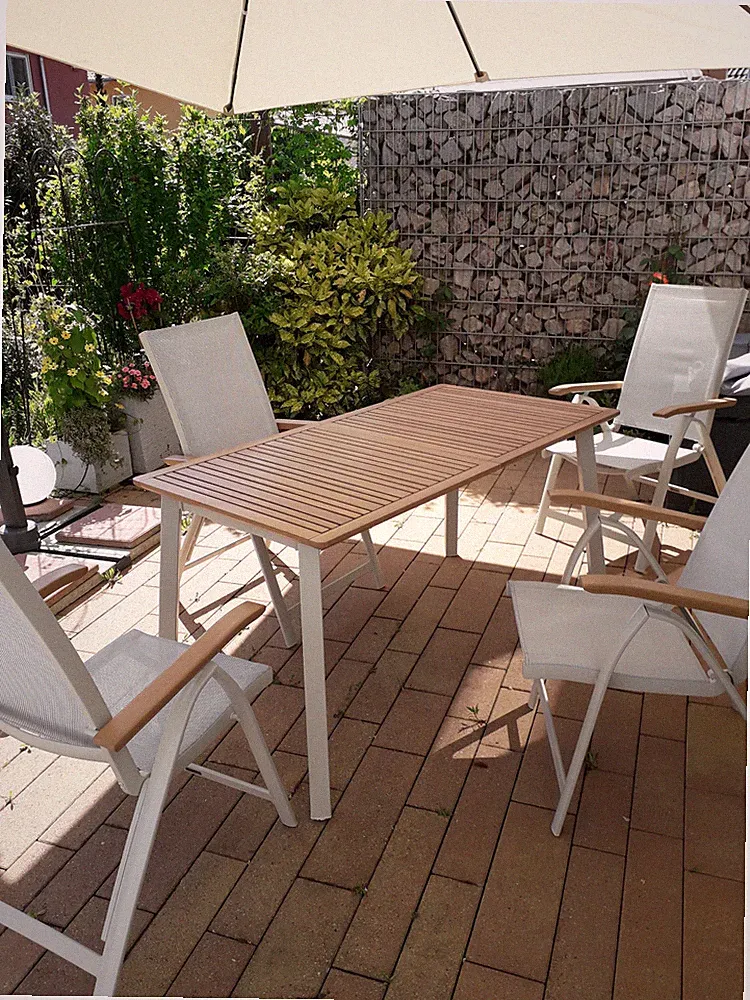 TerrassenTisch 142x75cm; +4 Hochlehner; Echtholz, lasiert, ausziehbar.