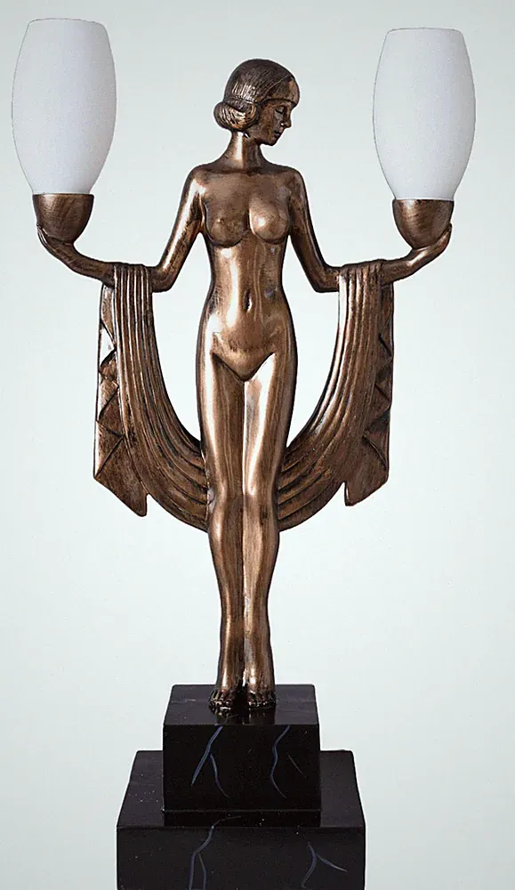 Tischleuchte Villa Gatsby – Art Deco Lampe mit Frauenakt und Milchglasschirm