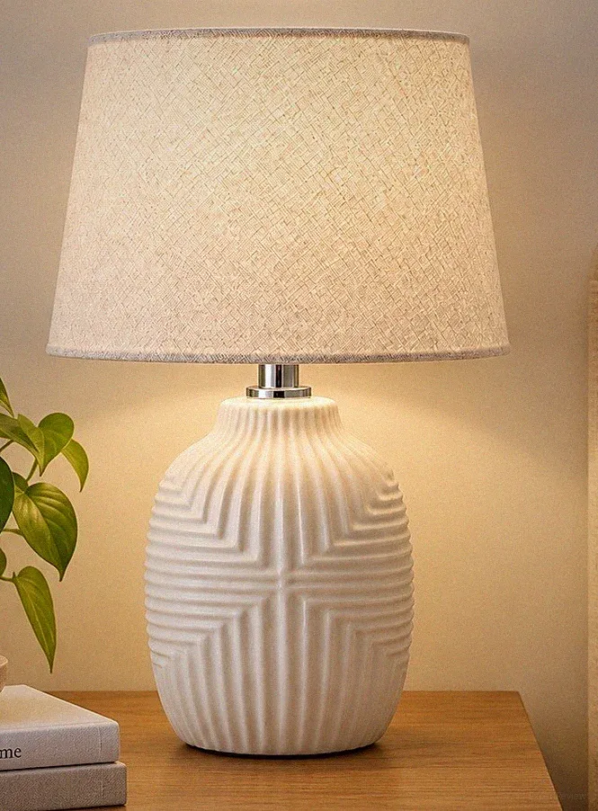 Weiße strukturierte Keramik Tischlampe & konischer Schirm Schlafzimmerleuchte glasiert 28,5 cm